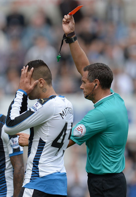 Mitrovic mendapatkan kartu merah.