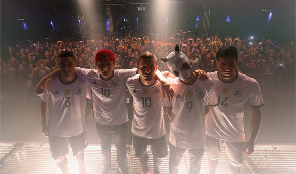 Acara perkenalan jersey kandang Jerman.