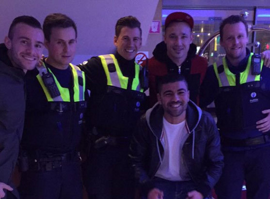 Nainggolan berfoto bersama para polisi yang dikirim untuk menangkapnya