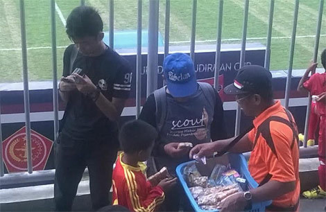 Pedagang asongan di Maguwoharjo