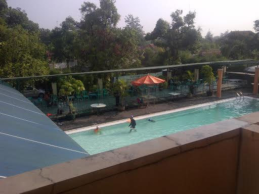 Latihan pagi skuat Mitra Kukar di pelataran Hotel Agas Solo (c) Dendy Gandakusumah