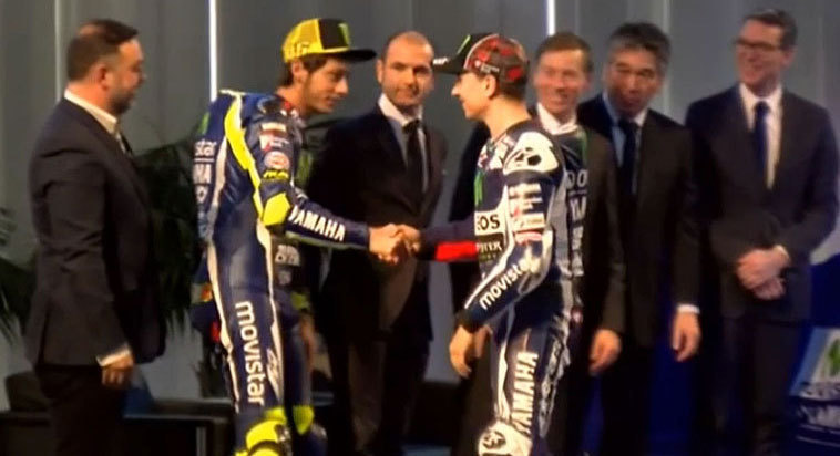 Valentino Rossi dan Jorge Lorenzo berjabat tangan dalam presentasi Movistar Yamaha MotoGP 2016 (c) Marca