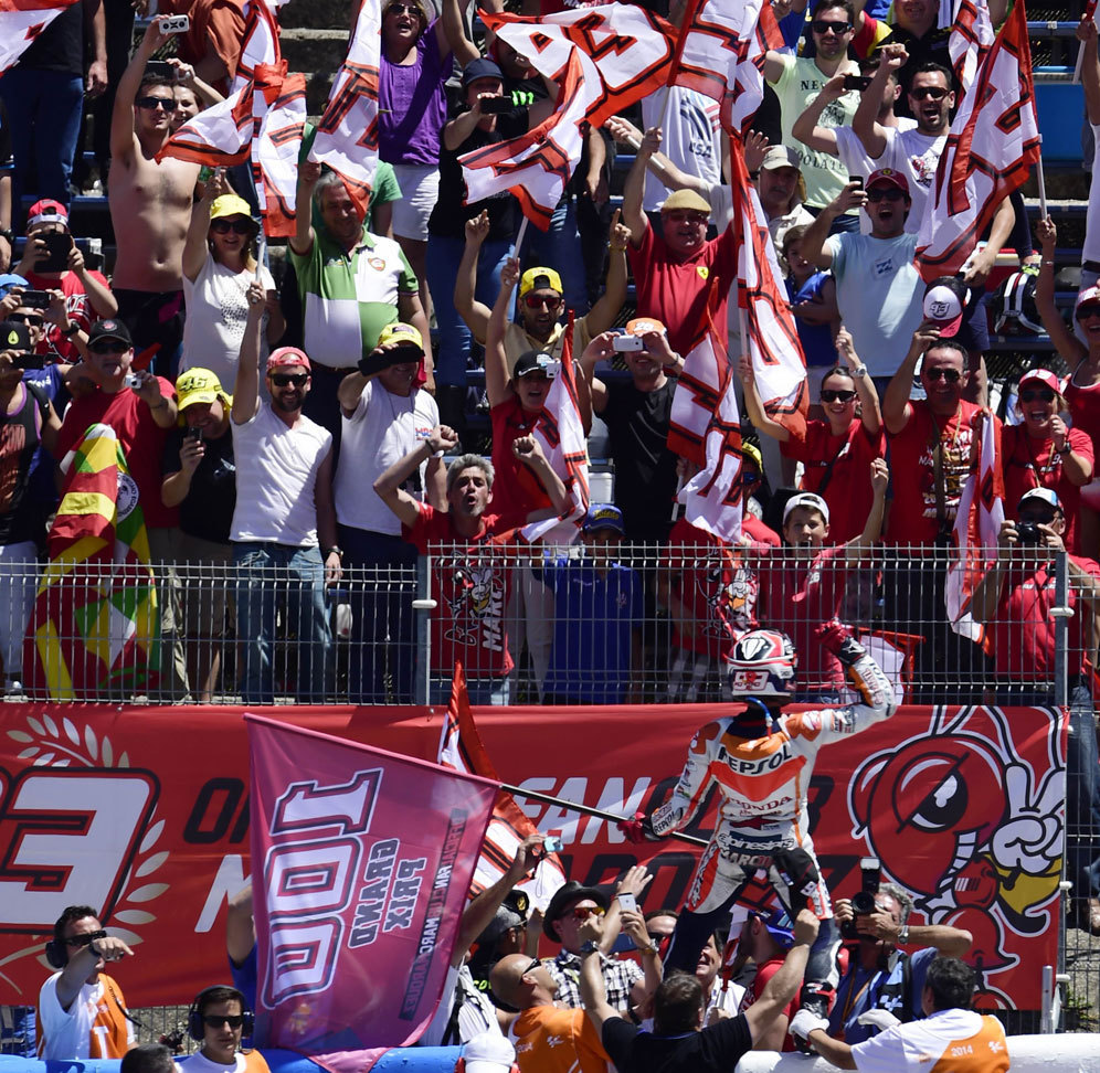 Marc Marquez dan penggemarnya (c) AFP