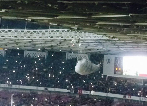 Penerjun yang tersangkut di atap GBK