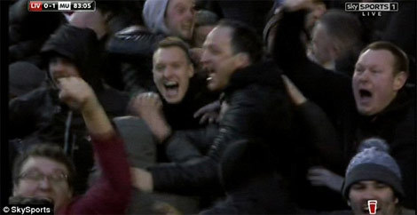 Phil Jones merayakan gol Wayne Rooney bersama suporter.