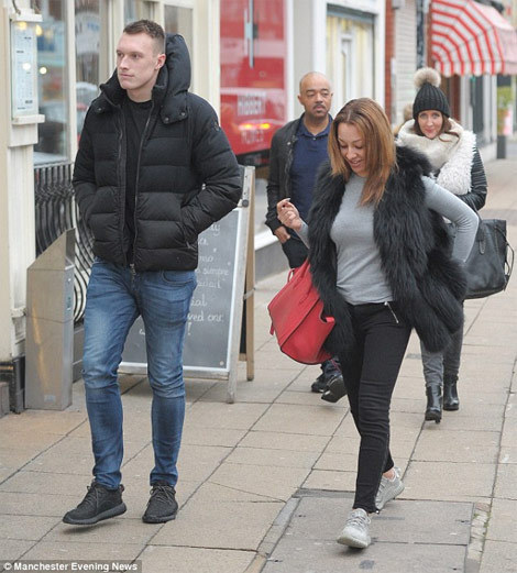 Phil Jones bersama sang pacar.