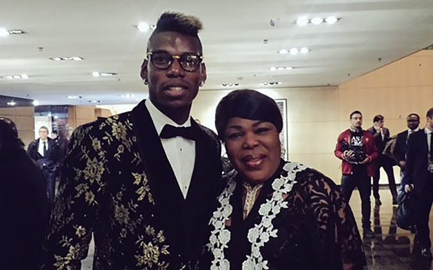 Paul Pogba dan sang bunda. Foto: Twitter