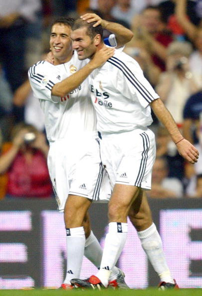 Raul dan Zidane ketika masih memperkuat Real Madrid (c) AFP