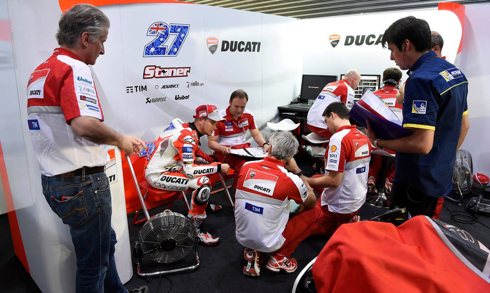 Casey Stoner bersama tim uji coba Ducati Corse. (c) Ducati