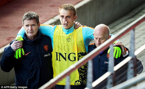 Jasper Cillessen saat meninggalkan lapangan.