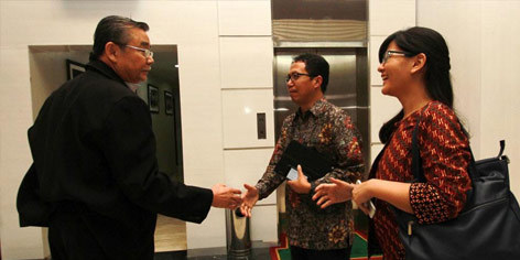 Joko Driyono bersalaman dengan Ketua Tim Transisi, Bibit Samad Riyanto