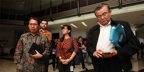  Joko Driyono dan Bibit Samad Riyanto bergantian masuk lift ke Kantor Kemenpora