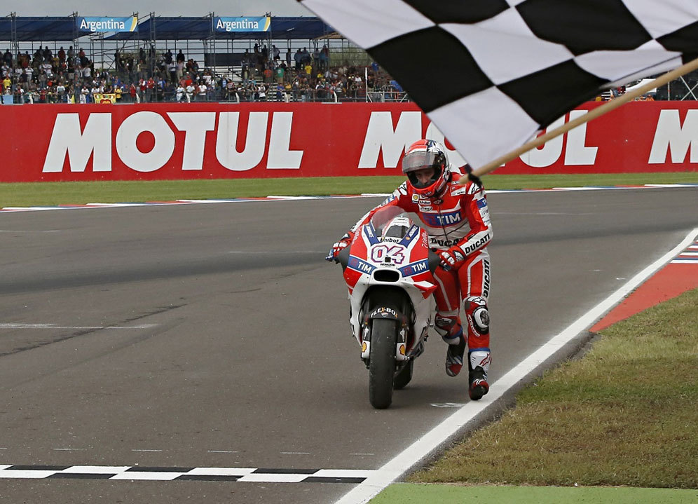 Andrea Dovizioso mendorong motornya menuju garis finis MotoGP Argentina (c) Ducati