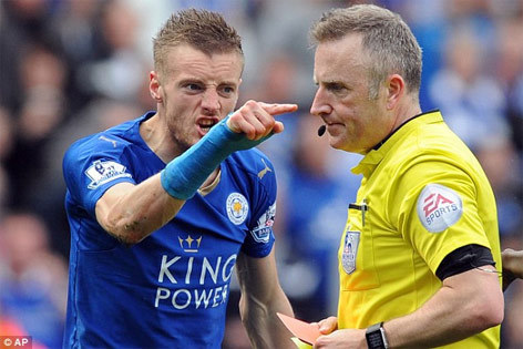 Jamie Vardy protes pada wasit Jon Moss