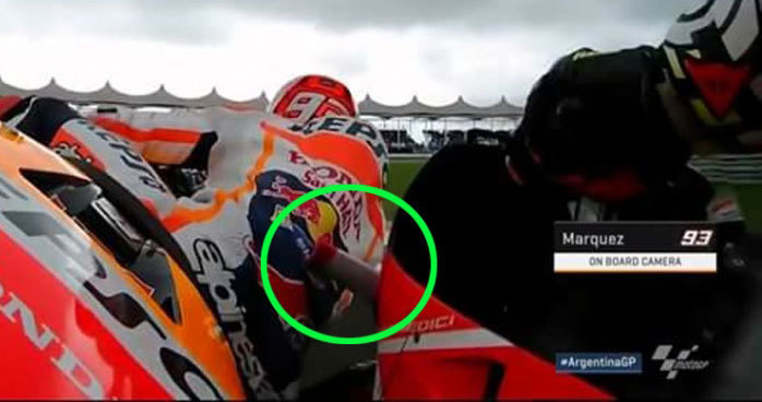 Winglet Andrea Iannone mengenai Marc Marquez di MotoGP Argentina. (c) GPOne