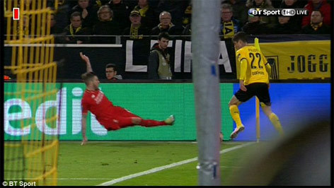 Alberto Moreno melancarkan tekel berbahaya.