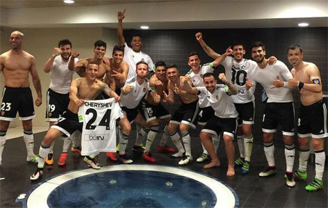 Selebrasi pemain Valencia usai bungkam Barcelona.