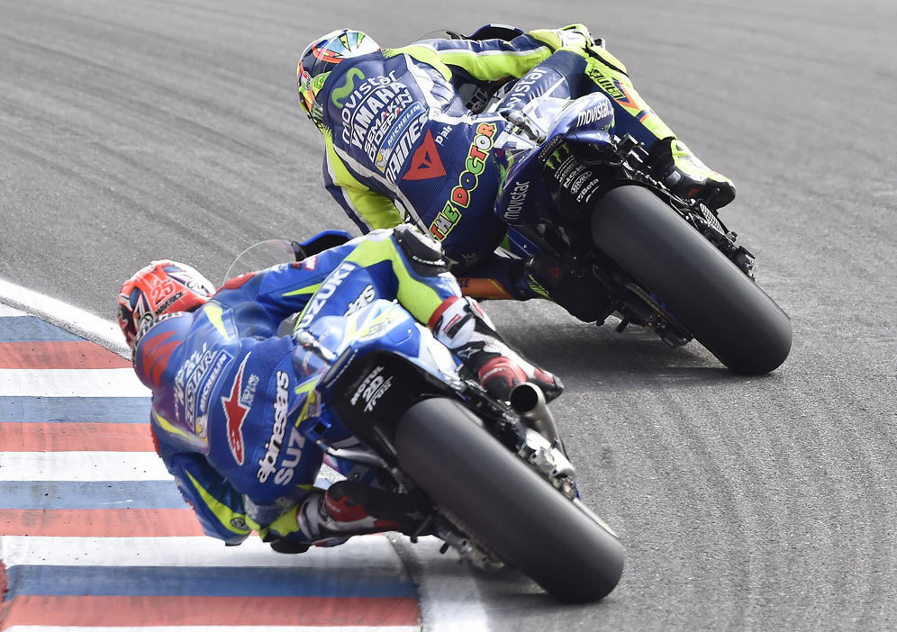 Maverick Vinales dan Valentino Rossi (c) Suzuki Racing