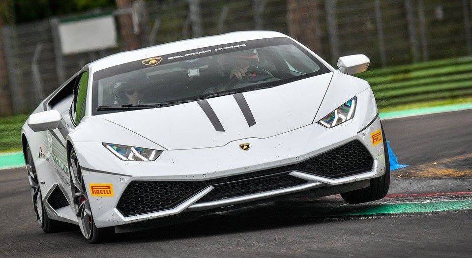 Andrea Dovizioso mengendarai Lamborghini Huracan. (c) Lamborghini Squadra Corse