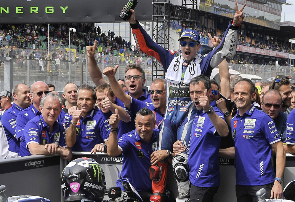 Jorge Lorenzo dan krunya di Movistar Yamaha MotoGP. (c) Yamaha MotoGP