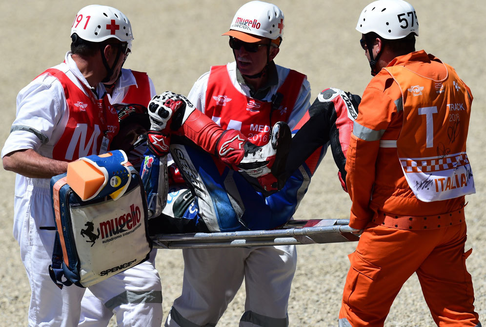 Loris Baz usai kecelakaan di tikungan pertama Mugello. (c) AFP