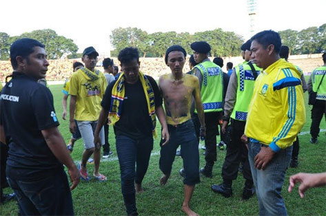 Suporter Gresik United meninggalkan lapangan.