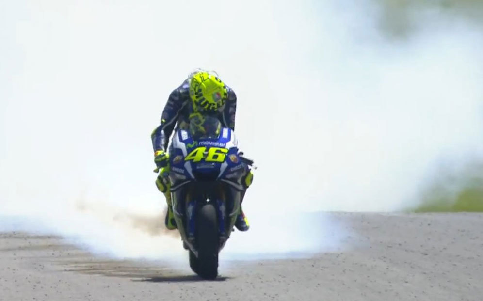 Mesin M1 Valentino Rossi meledak dalam balapan MotoGP Italia. (c) MotoGP