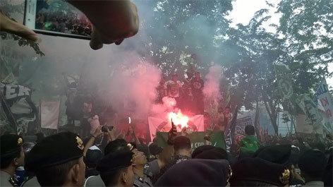 Kegembiraan Bonek usai Persebaya menang di pengadilan.