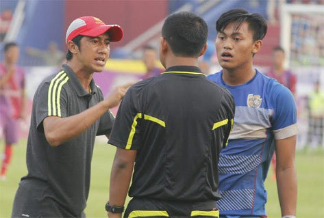 Pemain dan ofisial Laga FC protes wasit