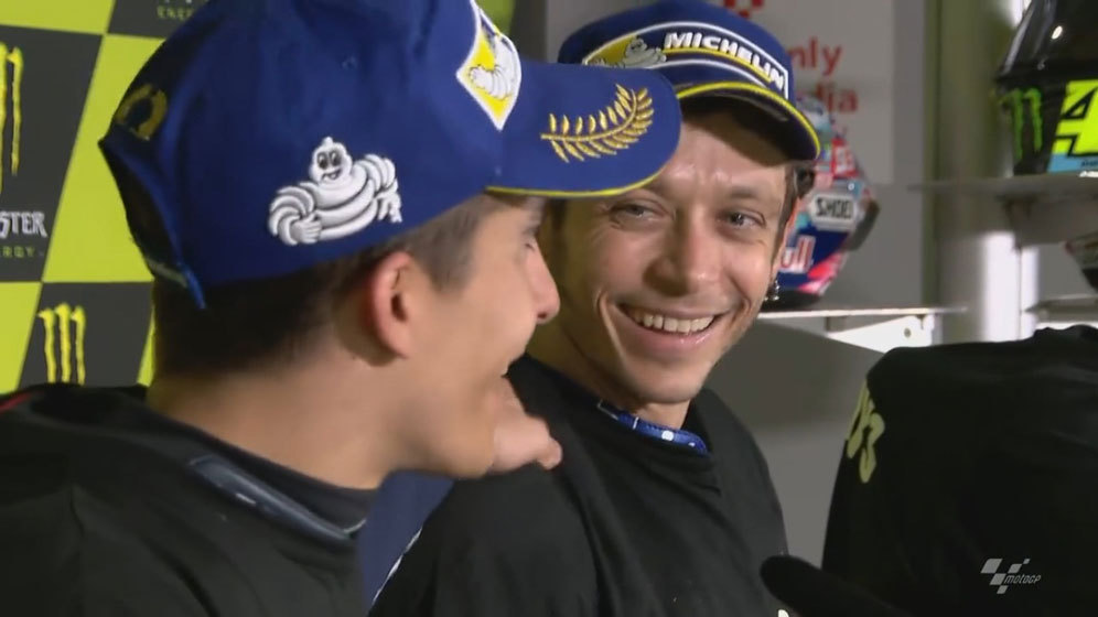 Marc Marquez dan Valentino Rossi berbaikan di jumpa pers MotoGP Catalunya 2016. (c) MotoGP