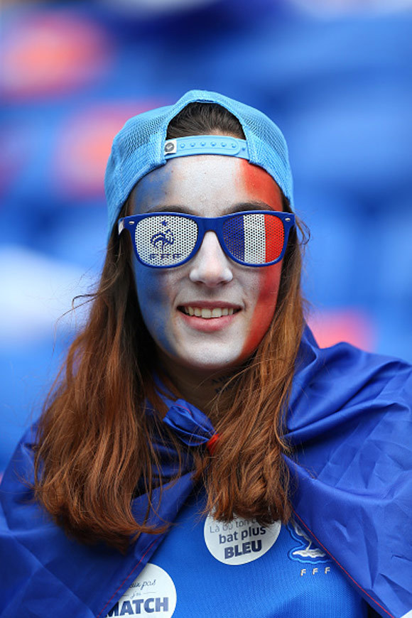 Foto: Suporter-suporter Cantik Prancis (vs Irlandia
