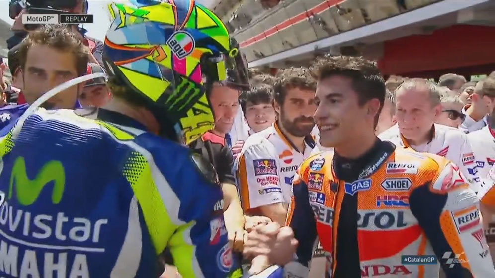 Valentino Rossi bersalaman dengan Marc Marquez di parc ferme MotoGP Catalunya 2016. (c) MotoGP
