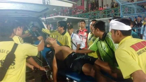 Wasit Oki Dwi Putra saat ditangani tim medis.