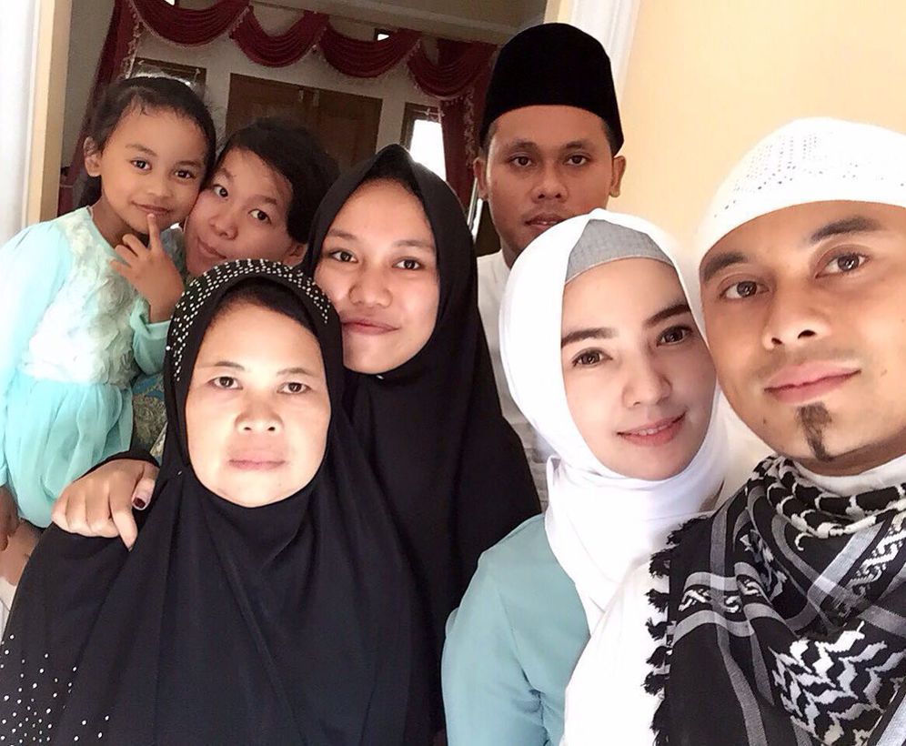 Atep Berselfie Dengan Keluarga Usai Shalat Ied
