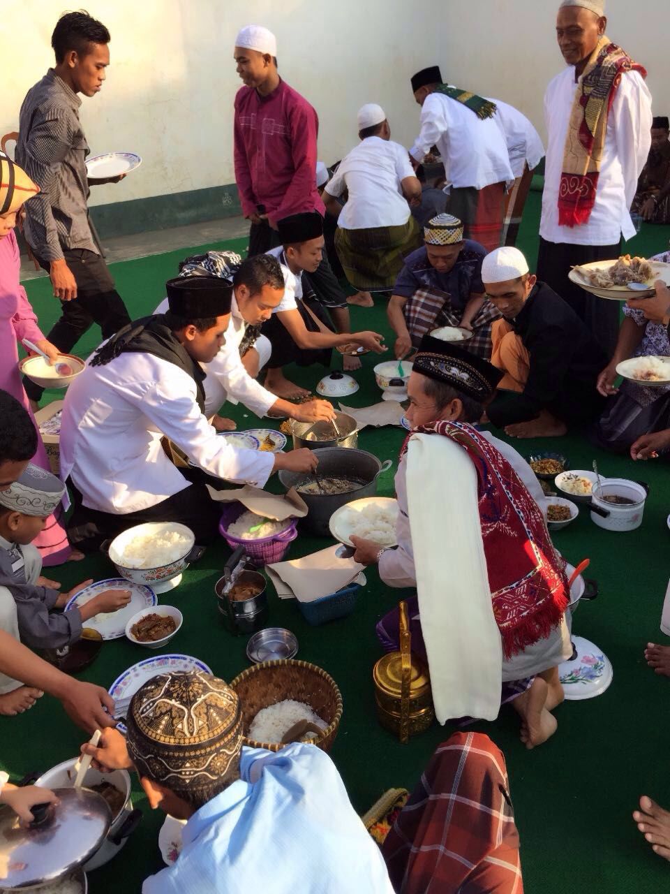 Atep Bersantap Lebaran Bersama Keluarga