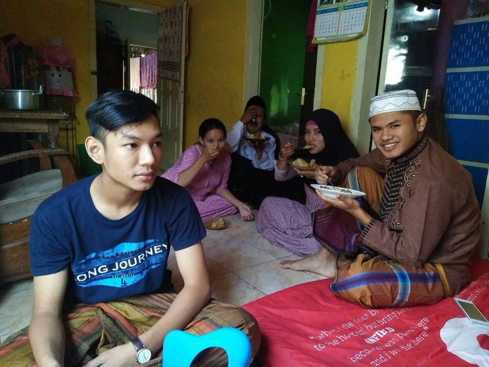 Dimas Drajad Menyantap Hidangan Lebaran Bersama Keluarga