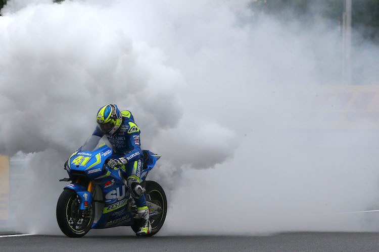 Aleix Espargaro saat mesin GSX-RR miliknya terbakar di Brno. (c) Speedweek