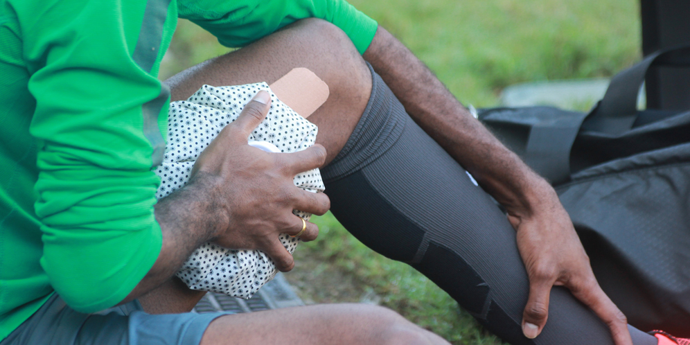 Boaz Mengkompress Pahanya Yang Cedera