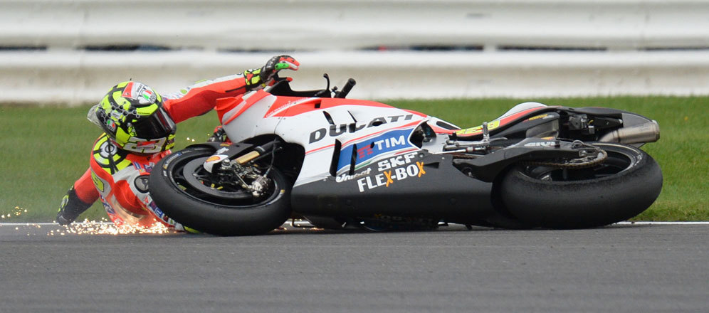 Andrea Iannone terjatuh di MotoGP Inggris (c) AFP