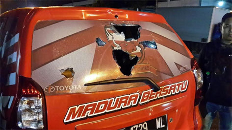 Salah satu mobil dari rombongan Madura United.