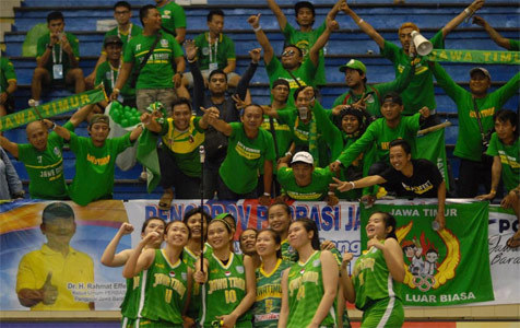 Suporter Jatim memberikan dukungan pada tim voli