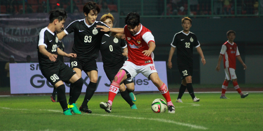 Pemain Selebritis FC mencoba Keluar Dari Kepungan Pemain FC Men