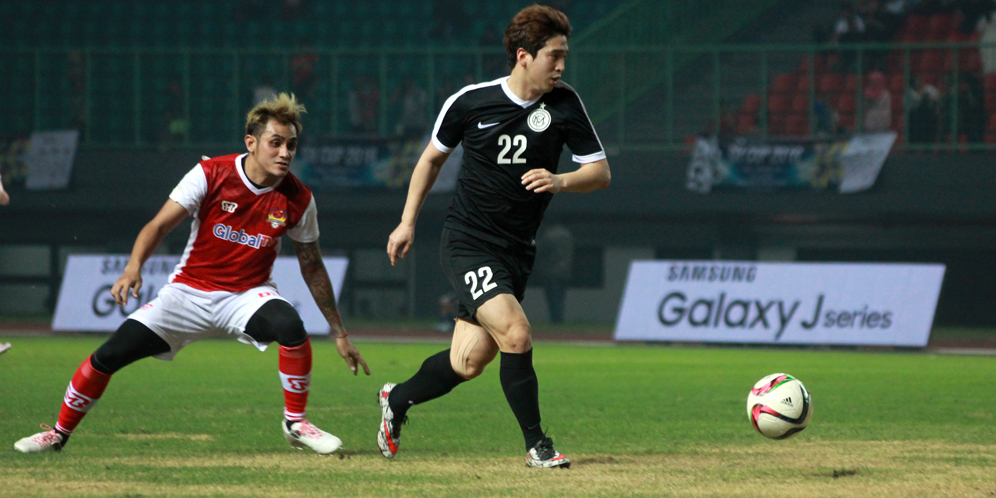 Pemain FC Men Mencoba Melewati Pemain Selebritis FC