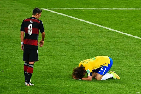 Mesut Ozil datangi David Luiz yang tampak sedih.