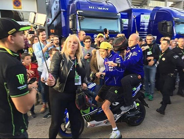 Valentino Rossi saat menabrak penggemar di Sirkuit Valencia.