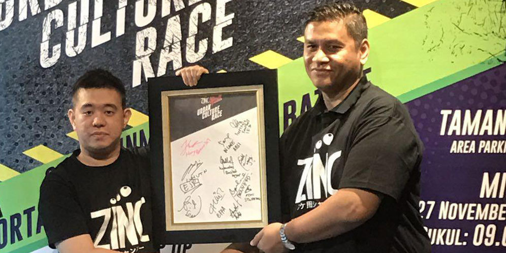 Brand Manager Zinc, Steven Sean [Kiri] Bersama Dengan Perwakilan Bola