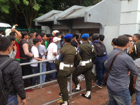 Suasana antrian di loket pertandingan Indonesia vs Vietnam.