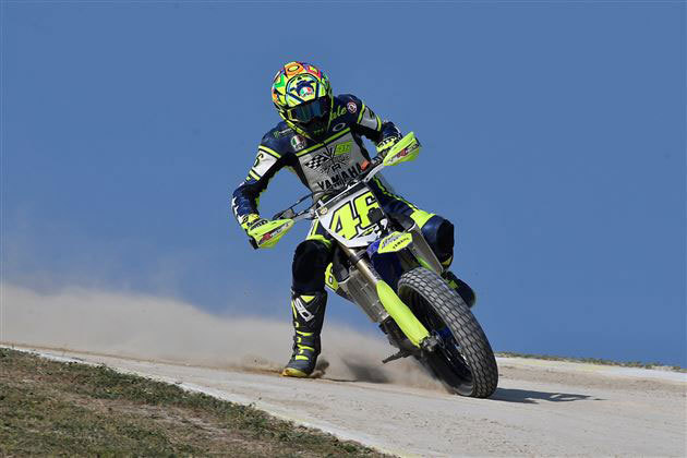 Valentino Rossi lebih memilih berlatih flat track ketimbang motocross. (c) Road Racing World