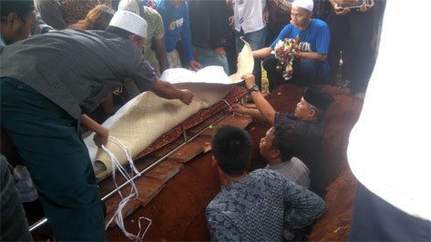 Jenazah AK sebelum disemayamkan.