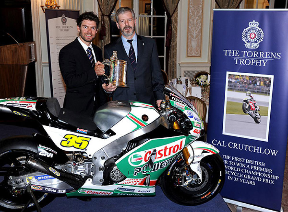 Cal Crutchlow saat menerima Torrens Trophy 2016. (c) MotoGP